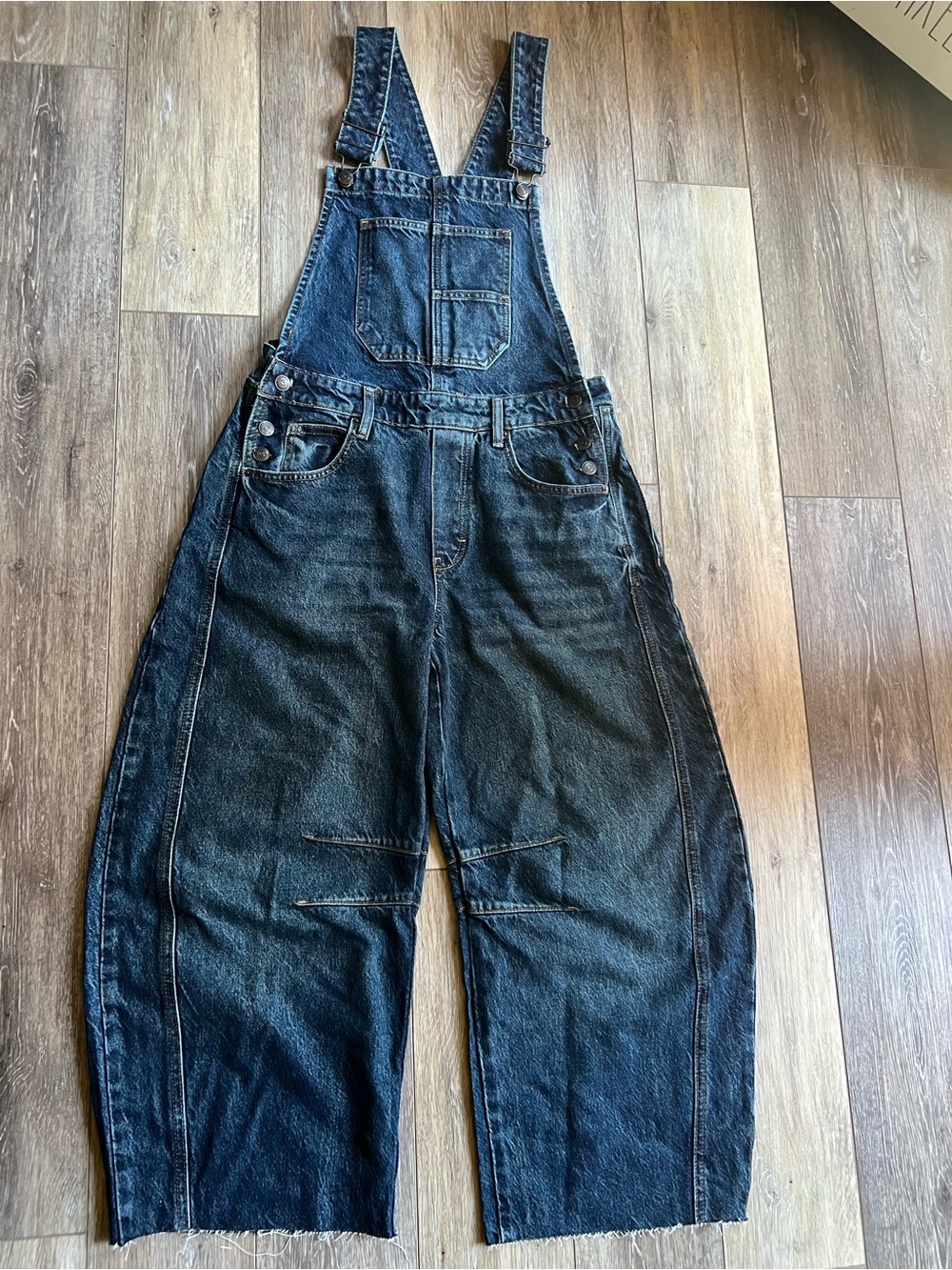 We The Free Good Luck Barrel Overalls In Blue Denim NWOT Size S Short - Picture 2 of 4